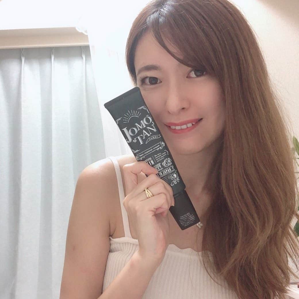 菊池かなこのインスタグラム：「. 除毛クリーム”JOMOTAN”試してみました☺︎ . 画像に載せた様に 手が汚れずに塗れるので、 すごく使いやすい✨ . 自宅で簡単に除毛できるよ🌻 . 除毛クリームだと、 カミソリでは処理できない背中の除毛もできて便利！ . 除毛クリームにありがちな嫌な匂いも無いです🙆‍♀️ . パッケージがグレーなので、男性も違和感無くインテリアにできると思います🎶 . . ୨୧┈┈┈┈┈┈┈┈┈┈┈┈┈┈┈┈┈୨୧ @jomotan_official #JOMOTAN#ジョモタン#除毛クリーム #炭#ムダ毛処理#脱毛クリーム」