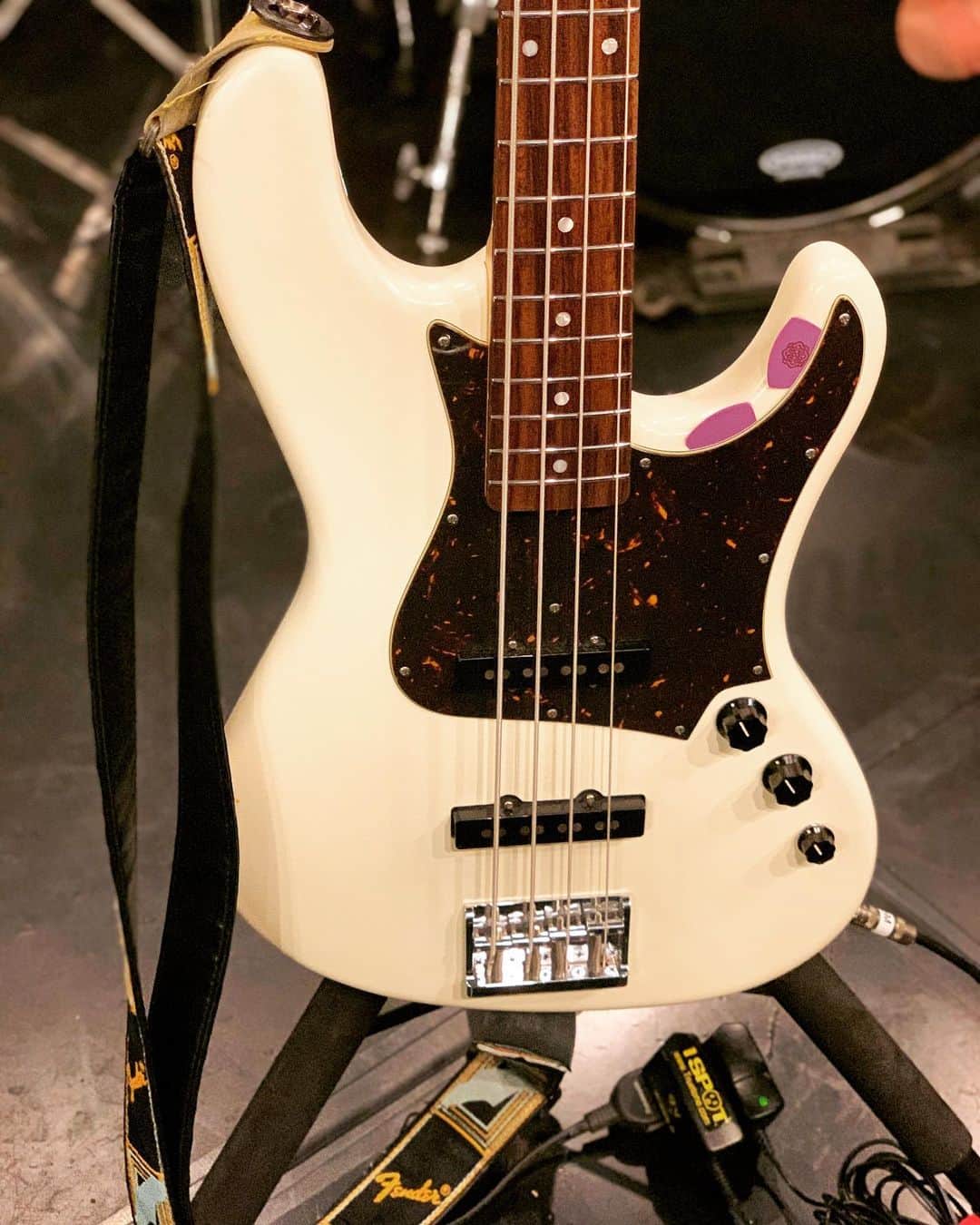 辻怜次さんのインスタグラム写真 - (辻怜次Instagram)「やっぱり大きい音でベース弾くのって、すごく楽しい。  アンプで鳴らしたの、何ヶ月ぶりだろう？ 今度はこのベースと自分のアンプの組み合わせで音を出せるのを楽しみにしている。  #Bentham #bass #bassist #bassguitar #electricbass #bassplayer #bassporn #bassgram #freedomcgr #anthra #jazzbass #jb #rehersal #rehearsalstudio #master8 #master8japan」6月16日 23時30分 - reijiskywalker