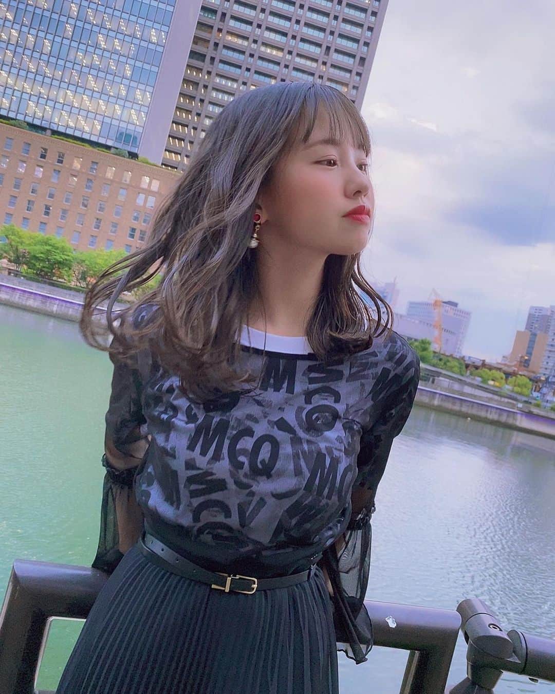 本郷柚巴さんのインスタグラム写真 - (本郷柚巴Instagram)「used握手会で衣装がほんまに沢山いるから安さ1番で始まったけど、もうクオリティー高さが探せば探すほど楽しいし、人と同じのになりにくいのがいい、他の国から買い付けた店とかは特にワクワクしっぱなし😽  注意は…買う前に状態確認🤖 少々の汚れほつれは切ったり部分洗いで行ける場合があるからね それで安くて可愛いかっこいいのがあればラッキー🌟  あまり言わない方が良いけど💸  see-through-tops2.000 skirt1.200  t-shirt 4.000 #alexandermcqueen  #McQ  な感じです  #古着 #古着女子 #奥が深い #春夏はお金かかりにくい #楽しんでます #新品はbagだけ #自慢のイヤリング写ってない」6月16日 23時32分 - h.yuzuha_0112