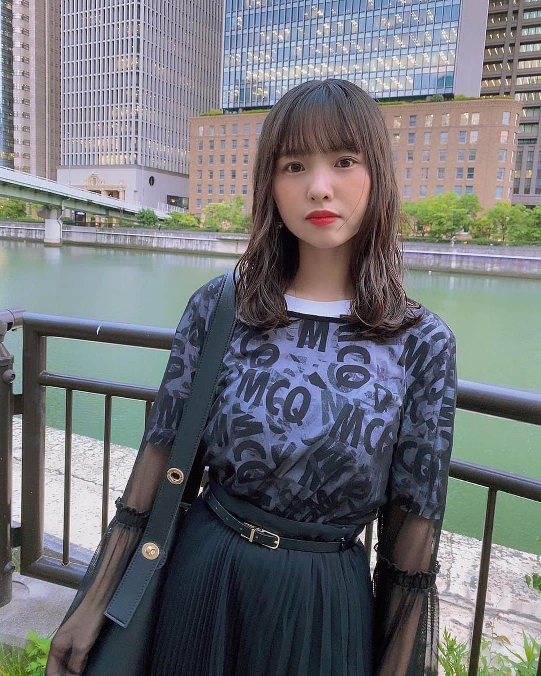 本郷柚巴さんのインスタグラム写真 - (本郷柚巴Instagram)「used握手会で衣装がほんまに沢山いるから安さ1番で始まったけど、もうクオリティー高さが探せば探すほど楽しいし、人と同じのになりにくいのがいい、他の国から買い付けた店とかは特にワクワクしっぱなし😽  注意は…買う前に状態確認🤖 少々の汚れほつれは切ったり部分洗いで行ける場合があるからね それで安くて可愛いかっこいいのがあればラッキー🌟  あまり言わない方が良いけど💸  see-through-tops2.000 skirt1.200  t-shirt 4.000 #alexandermcqueen  #McQ  な感じです  #古着 #古着女子 #奥が深い #春夏はお金かかりにくい #楽しんでます #新品はbagだけ #自慢のイヤリング写ってない」6月16日 23時32分 - h.yuzuha_0112