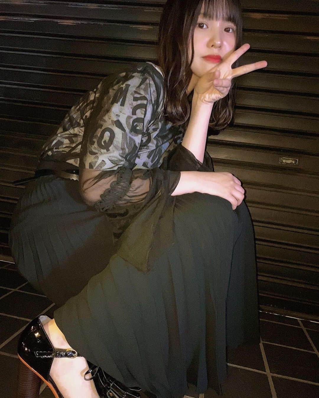 本郷柚巴さんのインスタグラム写真 - (本郷柚巴Instagram)「used握手会で衣装がほんまに沢山いるから安さ1番で始まったけど、もうクオリティー高さが探せば探すほど楽しいし、人と同じのになりにくいのがいい、他の国から買い付けた店とかは特にワクワクしっぱなし😽  注意は…買う前に状態確認🤖 少々の汚れほつれは切ったり部分洗いで行ける場合があるからね それで安くて可愛いかっこいいのがあればラッキー🌟  あまり言わない方が良いけど💸  see-through-tops2.000 skirt1.200  t-shirt 4.000 #alexandermcqueen  #McQ  な感じです  #古着 #古着女子 #奥が深い #春夏はお金かかりにくい #楽しんでます #新品はbagだけ #自慢のイヤリング写ってない」6月16日 23時32分 - h.yuzuha_0112