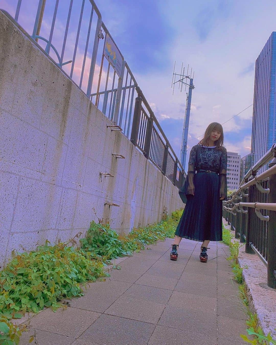 本郷柚巴さんのインスタグラム写真 - (本郷柚巴Instagram)「used握手会で衣装がほんまに沢山いるから安さ1番で始まったけど、もうクオリティー高さが探せば探すほど楽しいし、人と同じのになりにくいのがいい、他の国から買い付けた店とかは特にワクワクしっぱなし😽  注意は…買う前に状態確認🤖 少々の汚れほつれは切ったり部分洗いで行ける場合があるからね それで安くて可愛いかっこいいのがあればラッキー🌟  あまり言わない方が良いけど💸  see-through-tops2.000 skirt1.200  t-shirt 4.000 #alexandermcqueen  #McQ  な感じです  #古着 #古着女子 #奥が深い #春夏はお金かかりにくい #楽しんでます #新品はbagだけ #自慢のイヤリング写ってない」6月16日 23時32分 - h.yuzuha_0112