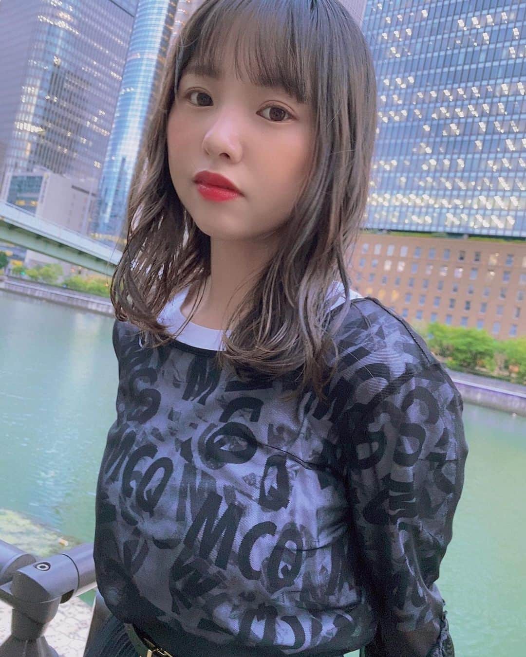 本郷柚巴さんのインスタグラム写真 - (本郷柚巴Instagram)「used握手会で衣装がほんまに沢山いるから安さ1番で始まったけど、もうクオリティー高さが探せば探すほど楽しいし、人と同じのになりにくいのがいい、他の国から買い付けた店とかは特にワクワクしっぱなし😽  注意は…買う前に状態確認🤖 少々の汚れほつれは切ったり部分洗いで行ける場合があるからね それで安くて可愛いかっこいいのがあればラッキー🌟  あまり言わない方が良いけど💸  see-through-tops2.000 skirt1.200  t-shirt 4.000 #alexandermcqueen  #McQ  な感じです  #古着 #古着女子 #奥が深い #春夏はお金かかりにくい #楽しんでます #新品はbagだけ #自慢のイヤリング写ってない」6月16日 23時32分 - h.yuzuha_0112