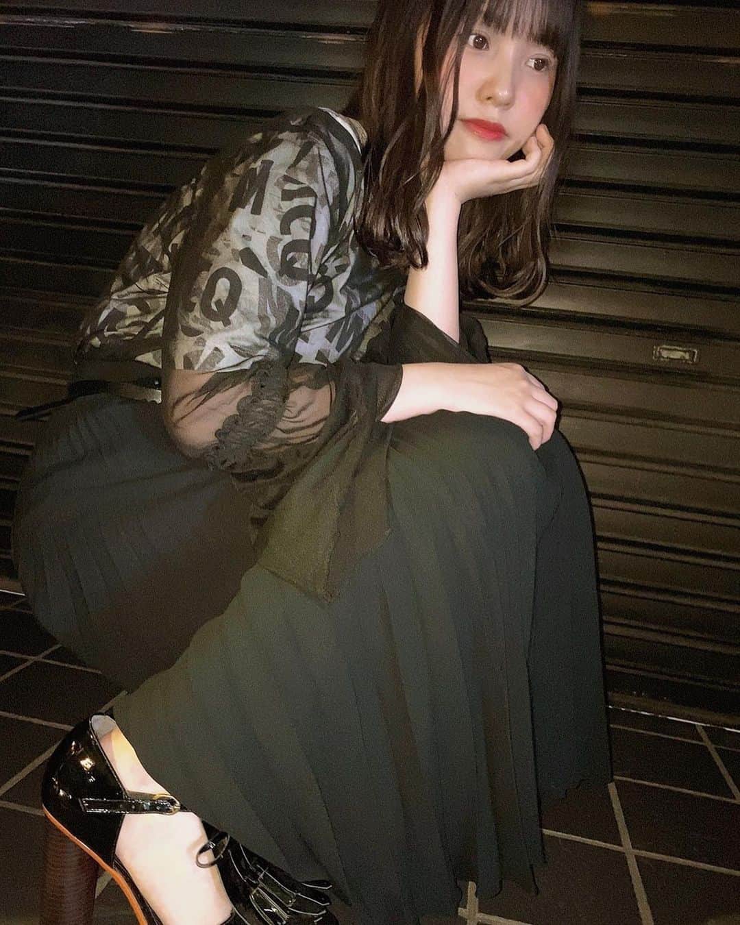 本郷柚巴さんのインスタグラム写真 - (本郷柚巴Instagram)「used握手会で衣装がほんまに沢山いるから安さ1番で始まったけど、もうクオリティー高さが探せば探すほど楽しいし、人と同じのになりにくいのがいい、他の国から買い付けた店とかは特にワクワクしっぱなし😽  注意は…買う前に状態確認🤖 少々の汚れほつれは切ったり部分洗いで行ける場合があるからね それで安くて可愛いかっこいいのがあればラッキー🌟  あまり言わない方が良いけど💸  see-through-tops2.000 skirt1.200  t-shirt 4.000 #alexandermcqueen  #McQ  な感じです  #古着 #古着女子 #奥が深い #春夏はお金かかりにくい #楽しんでます #新品はbagだけ #自慢のイヤリング写ってない」6月16日 23時32分 - h.yuzuha_0112