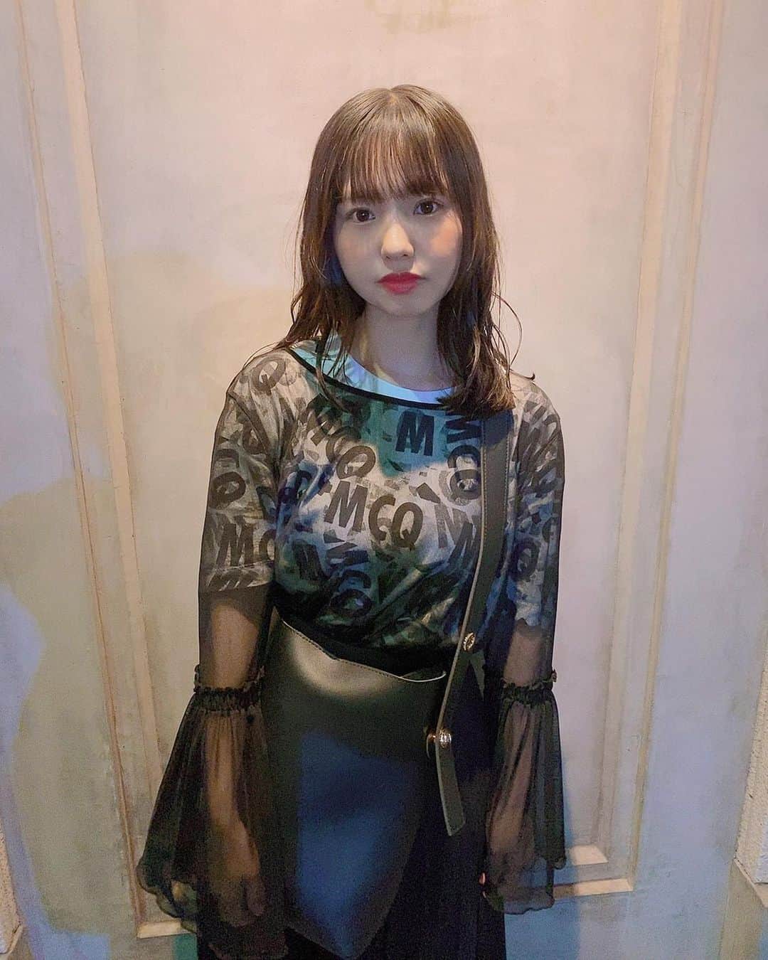 本郷柚巴さんのインスタグラム写真 - (本郷柚巴Instagram)「used握手会で衣装がほんまに沢山いるから安さ1番で始まったけど、もうクオリティー高さが探せば探すほど楽しいし、人と同じのになりにくいのがいい、他の国から買い付けた店とかは特にワクワクしっぱなし😽  注意は…買う前に状態確認🤖 少々の汚れほつれは切ったり部分洗いで行ける場合があるからね それで安くて可愛いかっこいいのがあればラッキー🌟  あまり言わない方が良いけど💸  see-through-tops2.000 skirt1.200  t-shirt 4.000 #alexandermcqueen  #McQ  な感じです  #古着 #古着女子 #奥が深い #春夏はお金かかりにくい #楽しんでます #新品はbagだけ #自慢のイヤリング写ってない」6月16日 23時32分 - h.yuzuha_0112