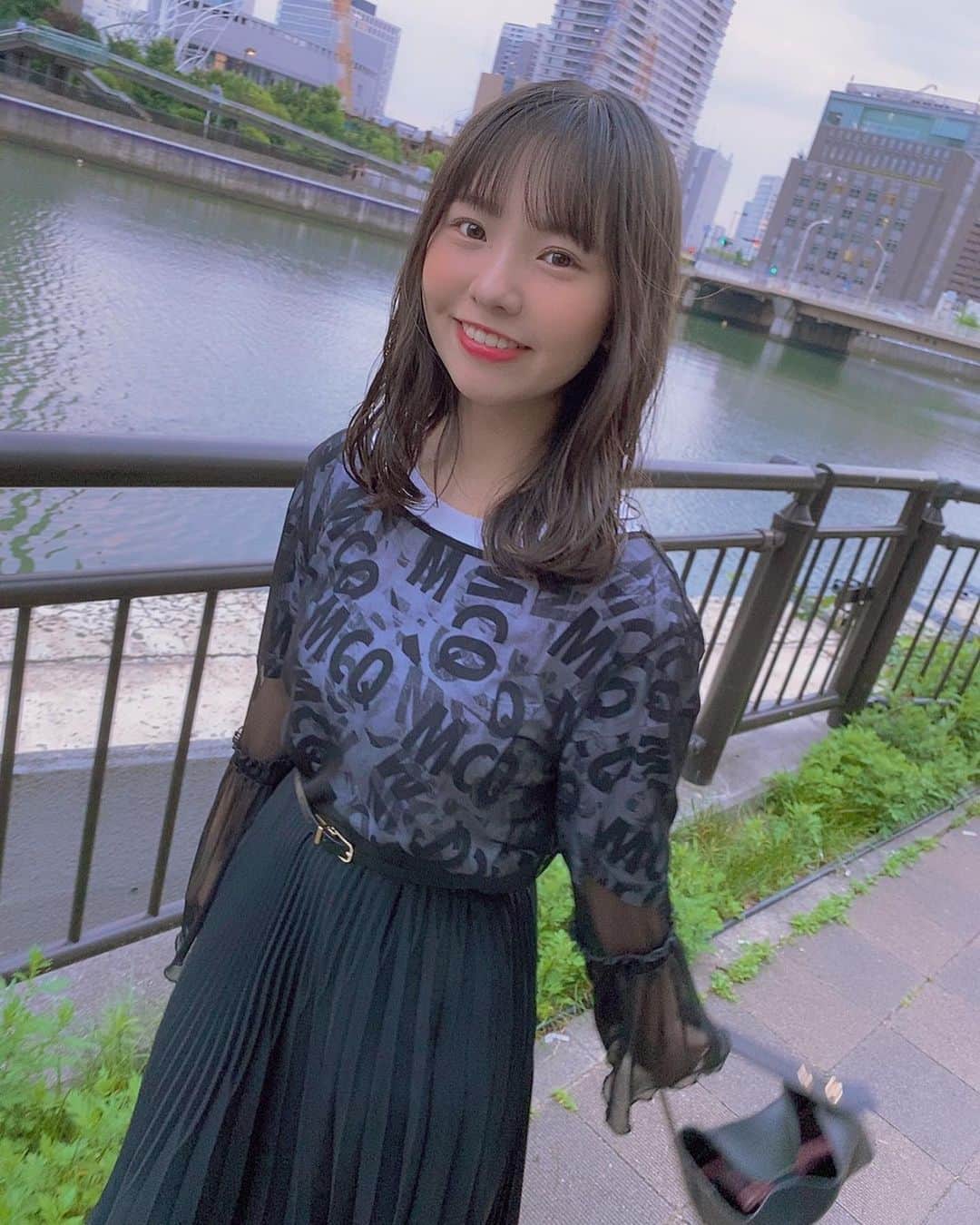 本郷柚巴さんのインスタグラム写真 - (本郷柚巴Instagram)「used握手会で衣装がほんまに沢山いるから安さ1番で始まったけど、もうクオリティー高さが探せば探すほど楽しいし、人と同じのになりにくいのがいい、他の国から買い付けた店とかは特にワクワクしっぱなし😽  注意は…買う前に状態確認🤖 少々の汚れほつれは切ったり部分洗いで行ける場合があるからね それで安くて可愛いかっこいいのがあればラッキー🌟  あまり言わない方が良いけど💸  see-through-tops2.000 skirt1.200  t-shirt 4.000 #alexandermcqueen  #McQ  な感じです  #古着 #古着女子 #奥が深い #春夏はお金かかりにくい #楽しんでます #新品はbagだけ #自慢のイヤリング写ってない」6月16日 23時32分 - h.yuzuha_0112