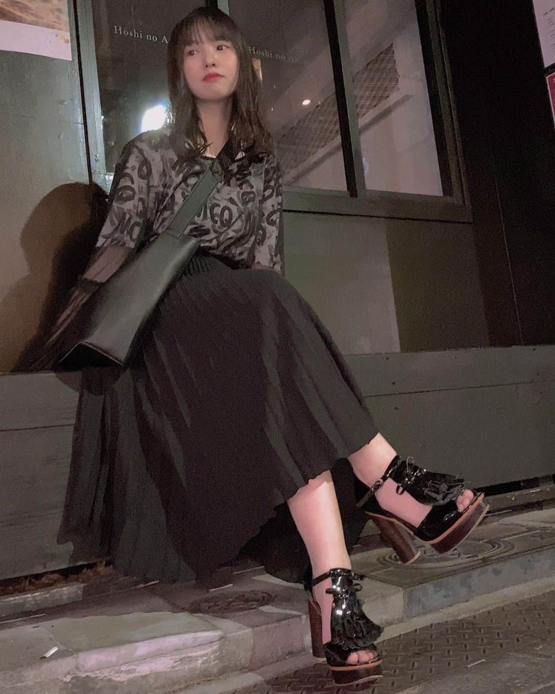 本郷柚巴さんのインスタグラム写真 - (本郷柚巴Instagram)「used握手会で衣装がほんまに沢山いるから安さ1番で始まったけど、もうクオリティー高さが探せば探すほど楽しいし、人と同じのになりにくいのがいい、他の国から買い付けた店とかは特にワクワクしっぱなし😽  注意は…買う前に状態確認🤖 少々の汚れほつれは切ったり部分洗いで行ける場合があるからね それで安くて可愛いかっこいいのがあればラッキー🌟  あまり言わない方が良いけど💸  see-through-tops2.000 skirt1.200  t-shirt 4.000 #alexandermcqueen  #McQ  な感じです  #古着 #古着女子 #奥が深い #春夏はお金かかりにくい #楽しんでます #新品はbagだけ #自慢のイヤリング写ってない」6月16日 23時32分 - h.yuzuha_0112