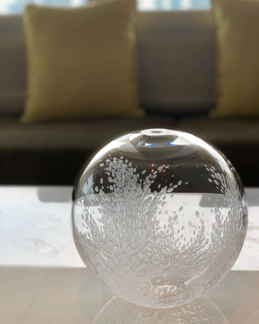 Palace Hotel Tokyo / パレスホテル東京さんのインスタグラム写真 - (Palace Hotel Tokyo / パレスホテル東京Instagram)「精巧に作られたスイートのオブジェ。暑い夏も、少し涼やかに。 This artwork made of clear glass makes you forget the heat of summer.  #ホテルステイ #ホテルインテリア #アート #ホテルオブジェ #ガラスアート #アート作品 #アート巡り #アートのある暮らし #丸の内 #パレスホテル東京 #hotelstay #artcollection #artpiece #hotelinterior #hoteldecor #artpiece #uncommontravel #lhwtraveler #Marunouchi #PalaceHotelTokyo」6月16日 14時35分 - palacehoteltokyo