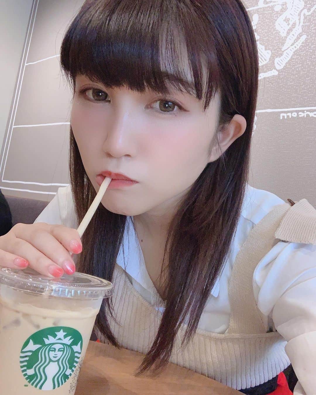 のインスタグラム：「👹やっぱりソイラテ👹 ブラックコーヒーが苦手な人には 「ソイラテ」☕️がおすすめ。  夢を現実にできる という風に風水ではいわれてます。  実は科学でも証明済み。 脳への情報の伝達もよくなるらしいの。  豆乳飲むときは、 夢を頭の中で考えながら飲むと 叶いやすいよん✨  #豆乳 #スタバ #starbacks #soymilk #cafe #占い #風水」