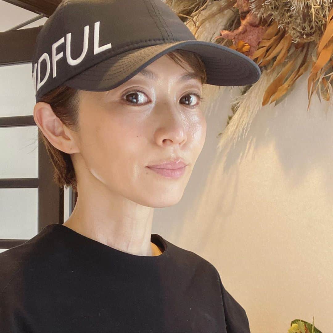 畑野ひろ子のインスタグラム：「我が家にも届きました！ オーダーしてからずっと楽しみにしていた @wakanozawa × @newerajapan のコラボキャップ🧢 このキャップは、防水シリーズです。 和香のコラボキャップは、どれも可愛くて本当使いやすい👍 何種類か届いたのでまたアップします😊  #cap #newerajapan #ショートヘア」