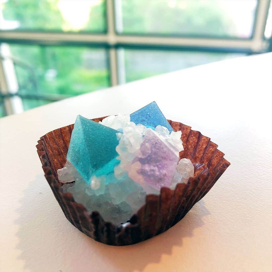 Kawaii.i Welcome to the world of Tokyo's hottest trend♡ Share KAWAII to the world!のインスタグラム：「These exquisite crystal-like sweets were made by harapecolab, a Fukuoka-based company with the motto “play with ARTistic FOOD.” @harapecolab﻿ 👀✨ ﻿ Click on the link on the profile for the video @kawaiiiofficial ﻿ Kawaii International episode 124﻿ 26:04 - MOGU-MOGU Time - Kanten (vegan gelatin)﻿ ﻿ ﻿ #KawaiiInternational　#Kawaii #Food #Desart﻿ #和菓子　#japanesesweets #宝石スイーツ #鉱物スイーツ」