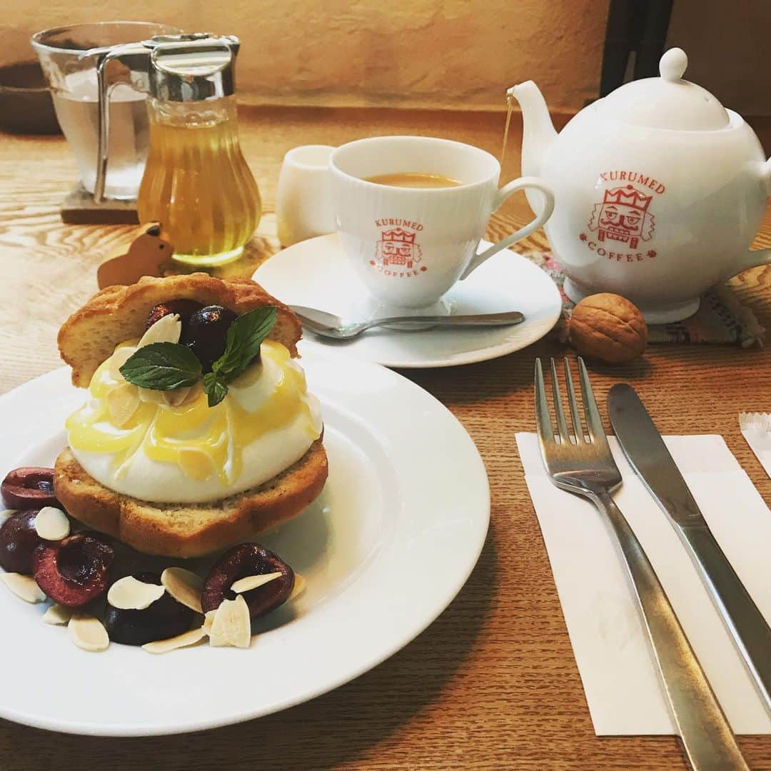 栗原まもるのインスタグラム：「久しぶりに来てしまった。 クルミドコーヒー(カフェの名前)が好きすぎるのです。 と言いつつ、飲むのはいつもクルミドティー。 いつもはクルミドサンドだけど、今日はクルミドケーキクリーム。久しぶりの乳製品。 たまにはいいの✨ ジムリリLINEクリエイターズスタンプの第二弾の審査リクエストを出したので気分転換です。 第三弾も出しますよ！ その前に第二弾の審査通って…！リジェクトされるとショックが大きいw」