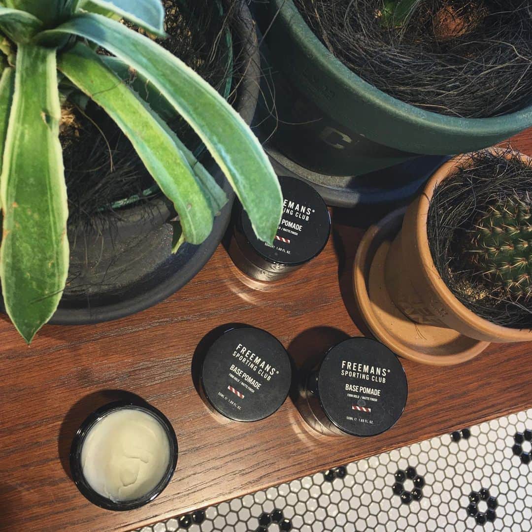 のインスタグラム：「FSC - FUTAKO BARBER💈  FSC ORIGINAL POMADE available at FSC - GINZA SIX,FSC - FUTAKOTAMAGAWA BARBER  #freemanssportingclub  #fscfutakobarber #barbershop #barber #mensgrooming #futakotamagawa  #tokyo」