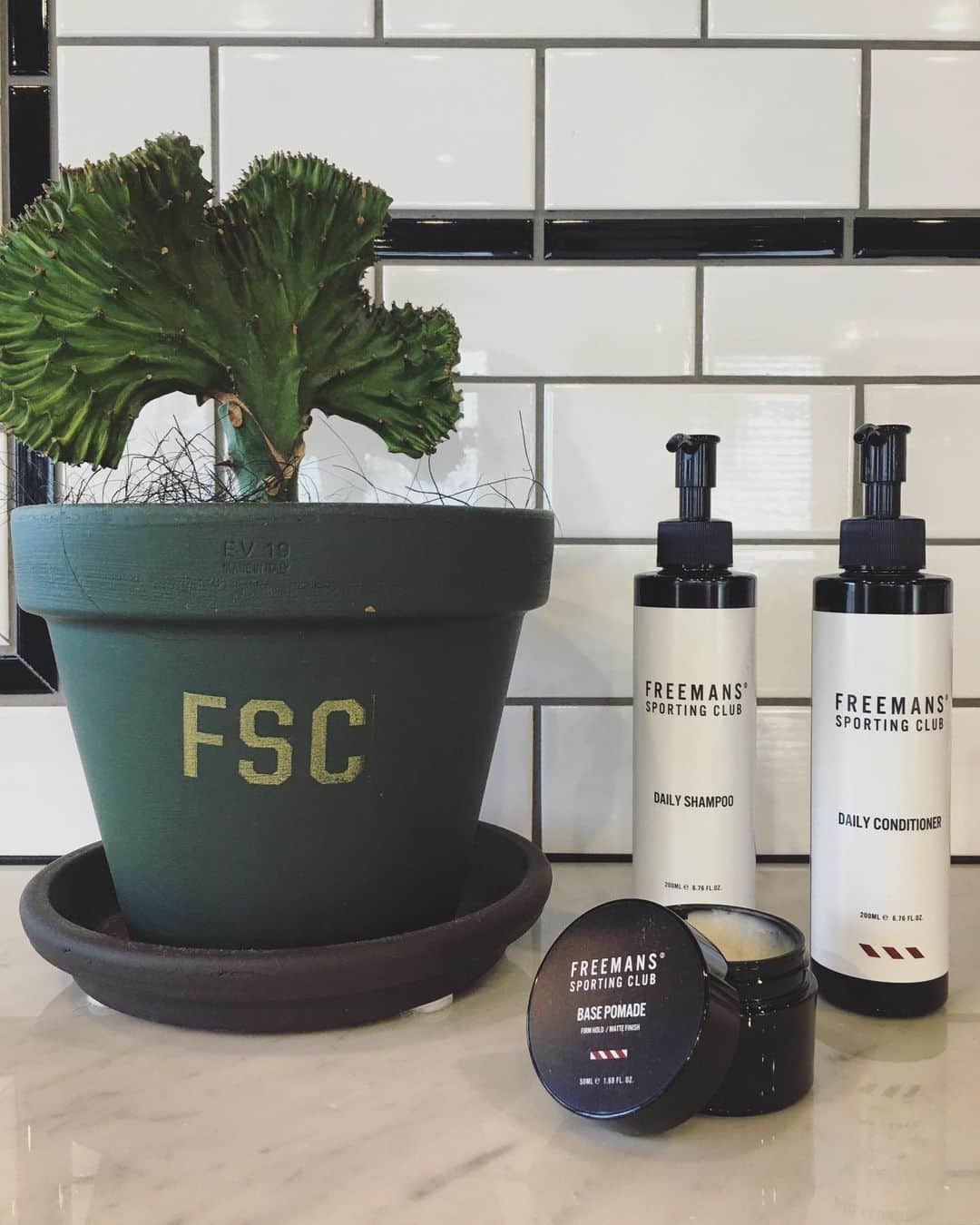 のインスタグラム：「FSC - FUTAKO BARBER💈  FSC ORIGINAL SHAMPOO ¥2,200+tax CONDITIONER ¥2,200+tax POMADE ¥2,800+tax  available at FSC - GINZA SIX,FSC - FUTAKOTAMAGAWA BARBER  #freemanssportingclub  #fscfutakobarber #barbershop #barber #mensgrooming #futakotamagawa  #tokyo」