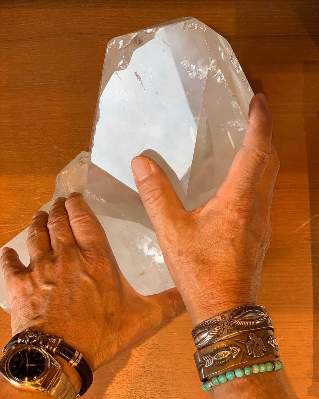 設楽洋さんのインスタグラム写真 - (設楽洋Instagram)「社長室に置いてあるでっかいクリスタル✨✨✨ たまに触ってパワーを注入します❣️😊👍 #水晶 #クリスタル #crystal #StonePower #ストーンパワー #beams #beamsoffice」6月16日 14時49分 - taracyan3