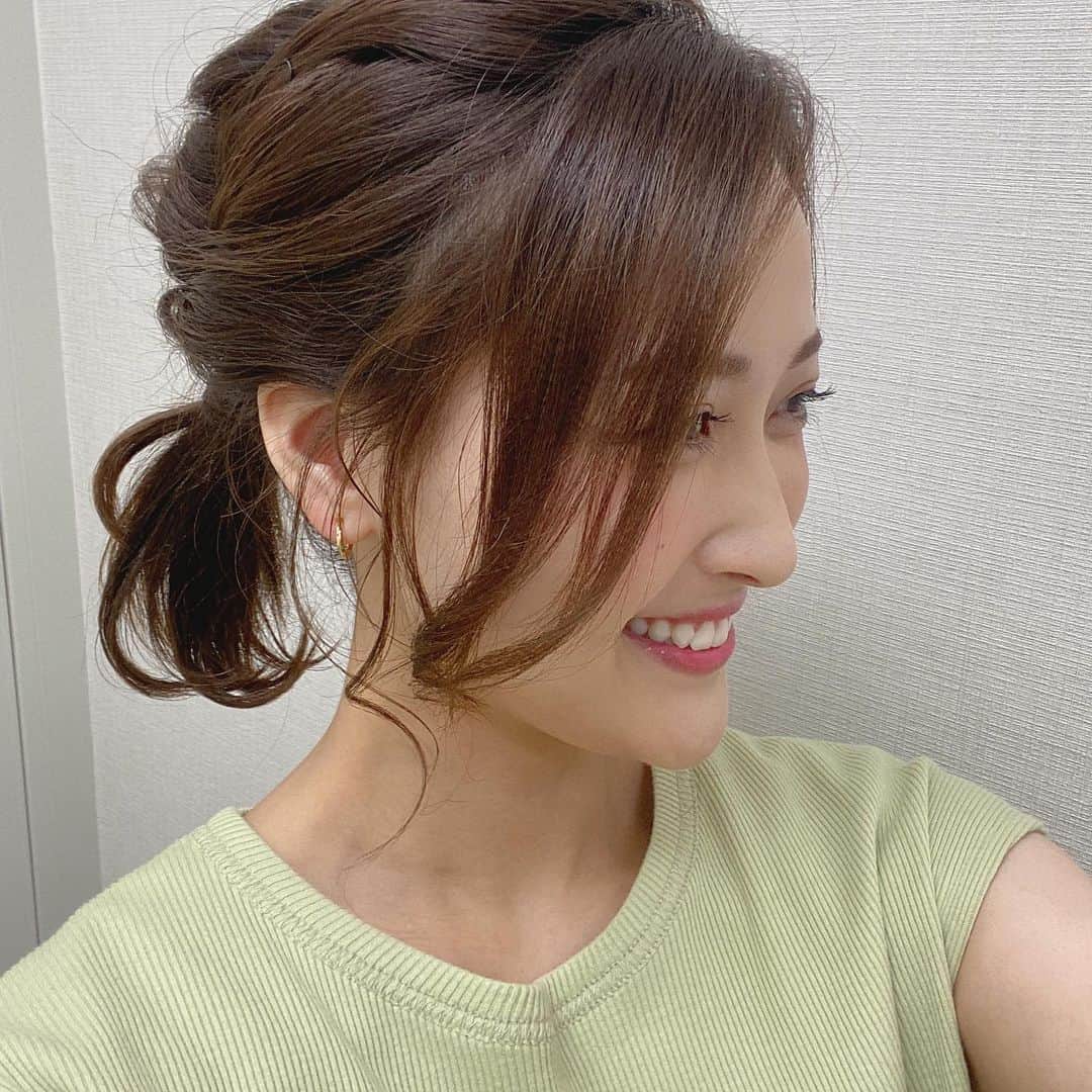財津南美さんのインスタグラム写真 - (財津南美Instagram)「ㅤㅤㅤㅤㅤㅤㅤㅤㅤㅤㅤㅤㅤ メイクさんに、いつもよりちょっとだけ上に結んでくださいってお願いして結んでもらいました😊結ぶ位置がちょっと違うだけでも雰囲気や気分が変わりますね〜☺️ㅤㅤㅤㅤㅤ 早く髪の毛のびてほしい、、🙏 夏のおだんごとか可愛いよね🥺🍡ㅤㅤㅤㅤㅤㅤㅤㅤㅤㅤㅤㅤㅤ  #KBC#アサデス。#サワダデース#ヘアスタイル#ヘアアレンジ」6月16日 14時50分 - zaitsu_minami