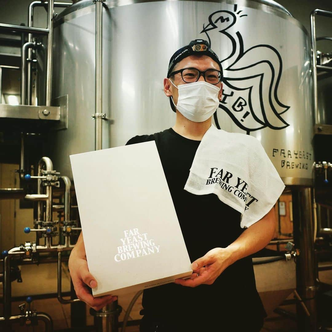 FAR YEAST BREWINGさんのインスタグラム写真 - (FAR YEAST BREWINGInstagram)「＜父の日ギフト明日正午まで！＞﻿ ﻿ ２児のパパ、Brewing Teamのこまっちゃんは今日も絶賛ホワイト仕込み中です。﻿ いつか父の日のプレゼントに、お子さんからクラフトビールをもらえる日がくるのを夢見て、今日も熱い釜の前で頑張ってます！﻿ ﻿ そんな訳で、今週末のお届けに間に合うご注文は明日17日正午まで！﻿ ﻿ お早めに！﻿ ﻿ ﻿ #父の日 #父の日2020 #fathersday #faryeastbrewing #faryeast #beer #beerpics #beerlover #beerstagram #beertography #craftbeerlife #beergeek #beerblog #craftbeergeek #ilovebeer #beerhunter #cheers #craftbeer #craftbeerlife #ビール #ビアハンター #ビアスタグラム #地ビール #クラフトビール好き #ビール好き #ビアスタグラマー #ビール愛好家 #ビール部 #クラフトビール」6月16日 15時07分 - faryeastbrewing