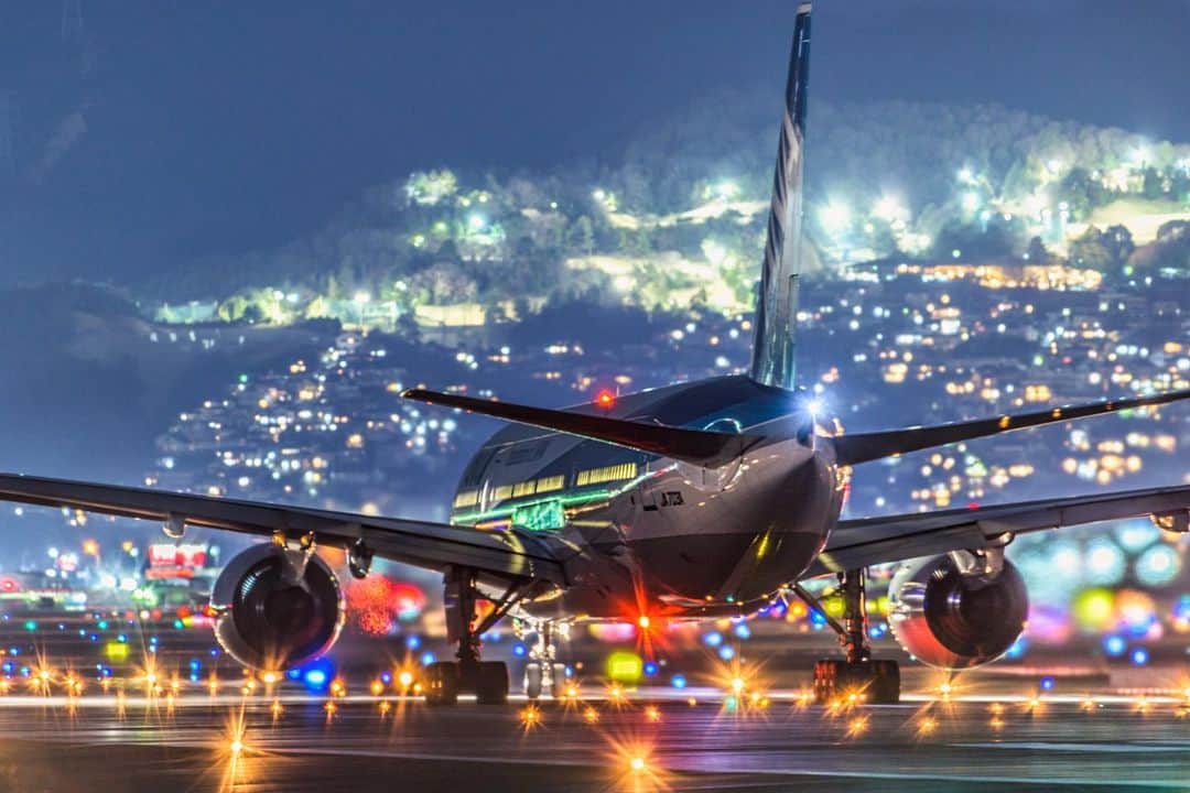 のインスタグラム：「. ＼滑走路を照らす大切な灯火✈／ 今回は伊丹空港こと大阪国際空港の、眩いライトと街の灯りが印象的な1枚をご紹介✈✨ 滑走路を照らす色とりどりのライトは、航空機の離陸や着陸を支援するという大切な役割を担っています💡 . ※写真は過去に撮影したものです --------------- 《投稿をご覧の皆さまへ》 関西電力Instagramでは、関西地方の灯、あたたかみのある風景のお届けを通して、皆さまの心に灯りがともるような癒しをお届けしてまいります。 外出の際は引き続き感染予防の徹底を心がけましょう。 --------------- . #おうち時間 #おうちじかん #うちで過ごそう #ステイホーム #japan_night_view #夜景ら部 #ライトアップ #飛行機 #夜景倶楽部 #夜景が綺麗 #夜景写真 #飛行機のある風景 #滑走路 #大阪 #osaka #伊丹空港 #大阪空港 #大阪国際空港 #itamiairport #千里川 #loves_united_japan #ダレカニミセタイケシキ #bestphoto_japan #灯#貴重な体験 #景色最高 #tripgramjp #best_expression_night #お写んぽ　#インスタスポット」