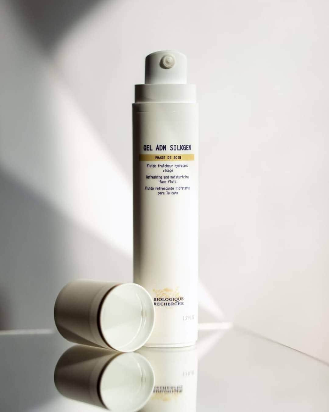 のインスタグラム：「Прекрасный уход для жаркого лета - Gel ADN Silkgen ☀️ Тонизирующий, наполняющий свежестью уход, который увлажняет эпидермис и разглаживает морщинки, появившиеся в результате обезвоживания.  Лёгкая, нежирная и прозрачная текстура флюида, который можно помещать в холодильник, прекрасно освежает и быстро впитывается.  Сразу после нанесения ваша кожа становится шелковистой, увлажнённой и сияющей!  #BiologiqueRecherche #FollowYourSkinInstant #BuildingBetterSkin #biologiquerechercherussia #Ambassade」