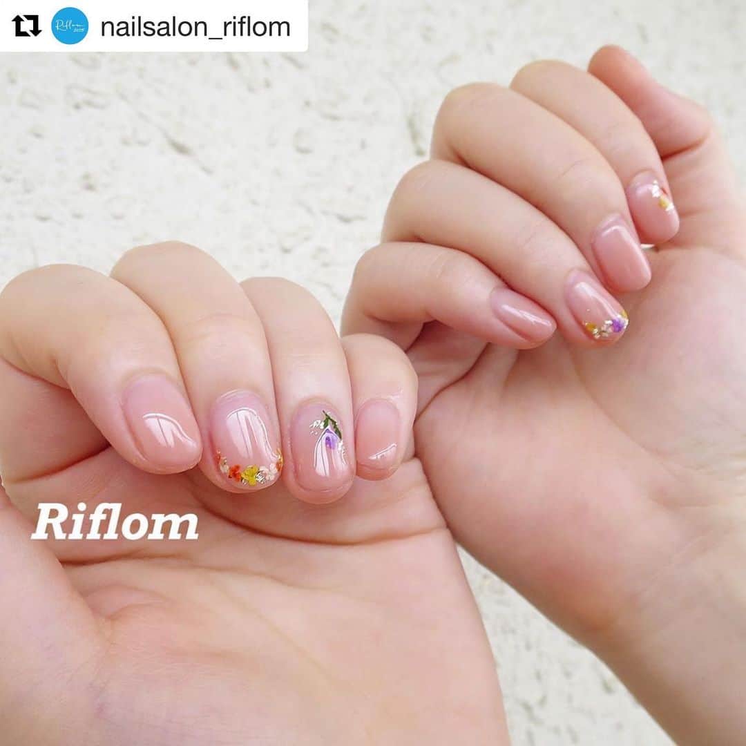 LEAFGEL PREMIUMさんのインスタグラム写真 - (LEAFGEL PREMIUMInstagram)「#Repost @nailsalon_riflom with @get_repost ・・・ ジェルネイルから少し離れたことによってジェルの艶の可愛さ再認識…❣️😍 ・ @leafgel_premium  color 125 top グロッシートップジェル ーーーーー 吉祥寺駅徒歩2分 お客様おひとりの寛げる空間 丁寧な施術で長持ち&お爪への負担を最小限に、そしてお気に入りのデザインになるようご提供させていただきます ‎٭ @risa0104_ 10:00〜21:00(最終受付19:30) 完全予約制 女性専用 不定休 LINE→→@IOI0938X(@も含めIDとなります) ‎٭ #nail#nails#nailart#gelnail#Riflom#nailstagram#instanails#naildesign#美甲#leafgelpremium#リーフジェルプレミアム#爪肌育成カウンセラー#ネイル#吉祥寺#吉祥寺ネイルサロン#プライベートネイルサロン#ジェルネイル#リフロム#グラデーションネイル#ドライフラワーネイル」6月16日 15時09分 - leafgel_premium