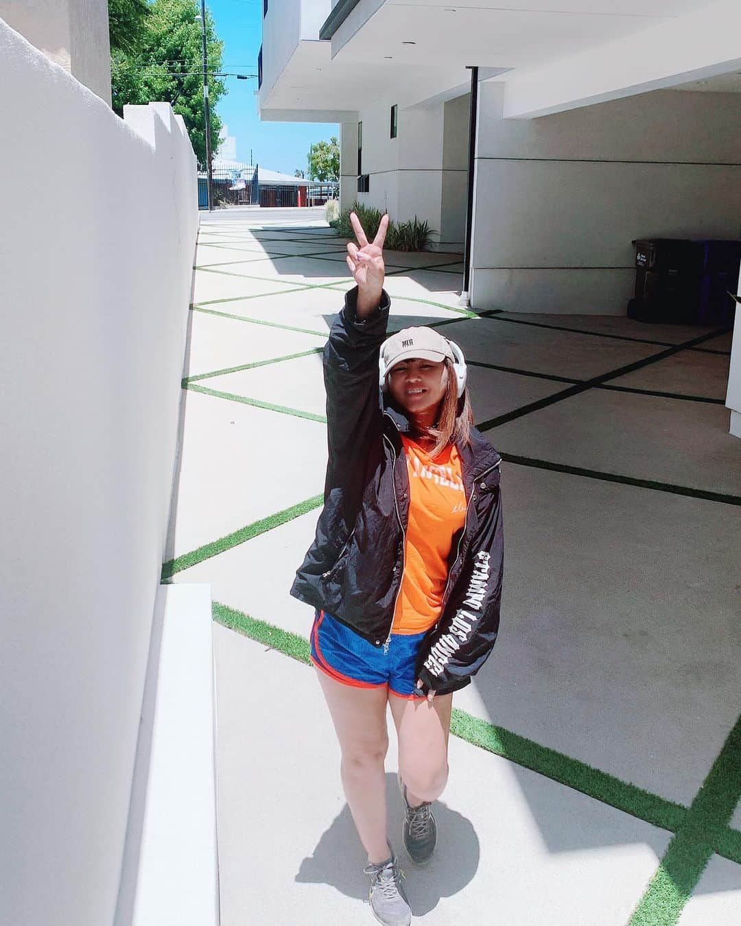 MINMIさんのインスタグラム写真 - (MINMIInstagram)「週替わりのTシャツオレンジ! 写真よりも発色明るく 夏感、満タンオレンジ🍊 私の告知が遅くてごめんね!  オンラインストアにてあと1日 http://masterbeau-online.jp  photo by @airatokyo」6月16日 15時12分 - minmidesu