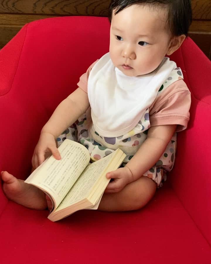 のインスタグラム：「もうすぐ1歳なんて早〜い❣️ 絵本が大好き 大人の本もペラペラめくって読んで（？）ます。 《OH MY GOD!》と言うと頭を抱えるポーズを覚えた。  あざといなぁ💖笑」