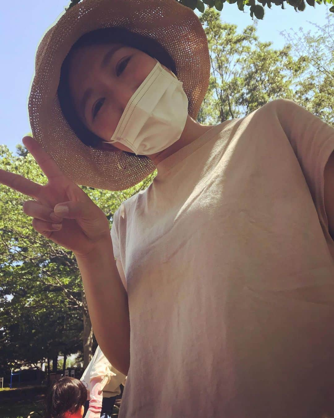 小西ゆりなさんのインスタグラム写真 - (小西ゆりなInstagram)「マスクが辛すぎて意識朦朧とする中… 👦カメラマンが撮ってくれた本日の1枚📸 #小西ゆりな　#息子カメラマン #マスク #猛暑日 #マスク暑い #紫外線　#外遊び #もう辛い季節　#亡霊のような私」6月16日 15時37分 - yurina_konishi