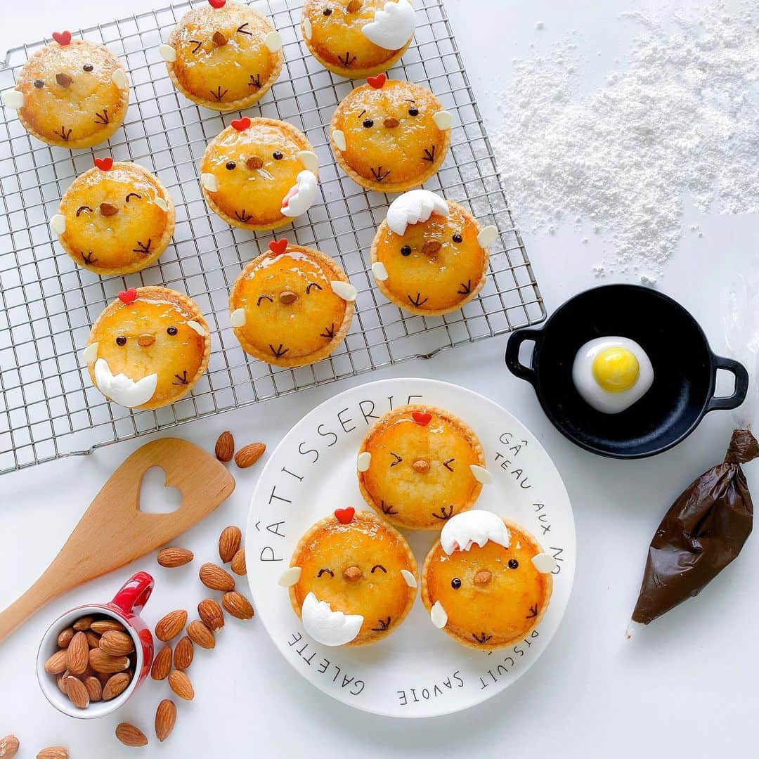 Little Miss Bento・Shirley シャリーさんのインスタグラム写真 - (Little Miss Bento・Shirley シャリーInstagram)「[New Baking Kits] Happiest announcement today on my birthday - is the launch of 2 new additions to my baking kits: 🐣 𝗕𝗮𝗯𝘆 𝗖𝗵𝗶𝗰𝗸 𝗔𝗽𝗽𝗹𝗲 & 𝗖𝗼𝗰𝗼𝗻𝘂𝘁 𝗧𝗮𝗿𝘁 And 🐶 𝗟𝗶𝘁𝘁𝗹𝗲 𝗣𝘂𝗽𝗽𝘆 𝗛𝗼𝗻𝗲𝘆 𝗮𝗻𝗱 𝗠𝗶𝗹𝗸 𝗕𝘂𝗻  Please support my collaboration with @bakerisingapore. 🙏 You can get these baking kits at 𝗵𝘁𝘁𝗽𝘀://𝘄𝘄𝘄.𝗯𝗮𝗸𝗲𝗿𝗶.𝘀𝗴/𝗰𝗼𝗹𝗹𝗲𝗰𝘁𝗶𝗼𝗻𝘀/𝗯𝗮𝗸𝗶𝗻𝗴-𝗸𝗶𝘁𝘀 , Link is also in my profile」6月16日 15時50分 - littlemissbento