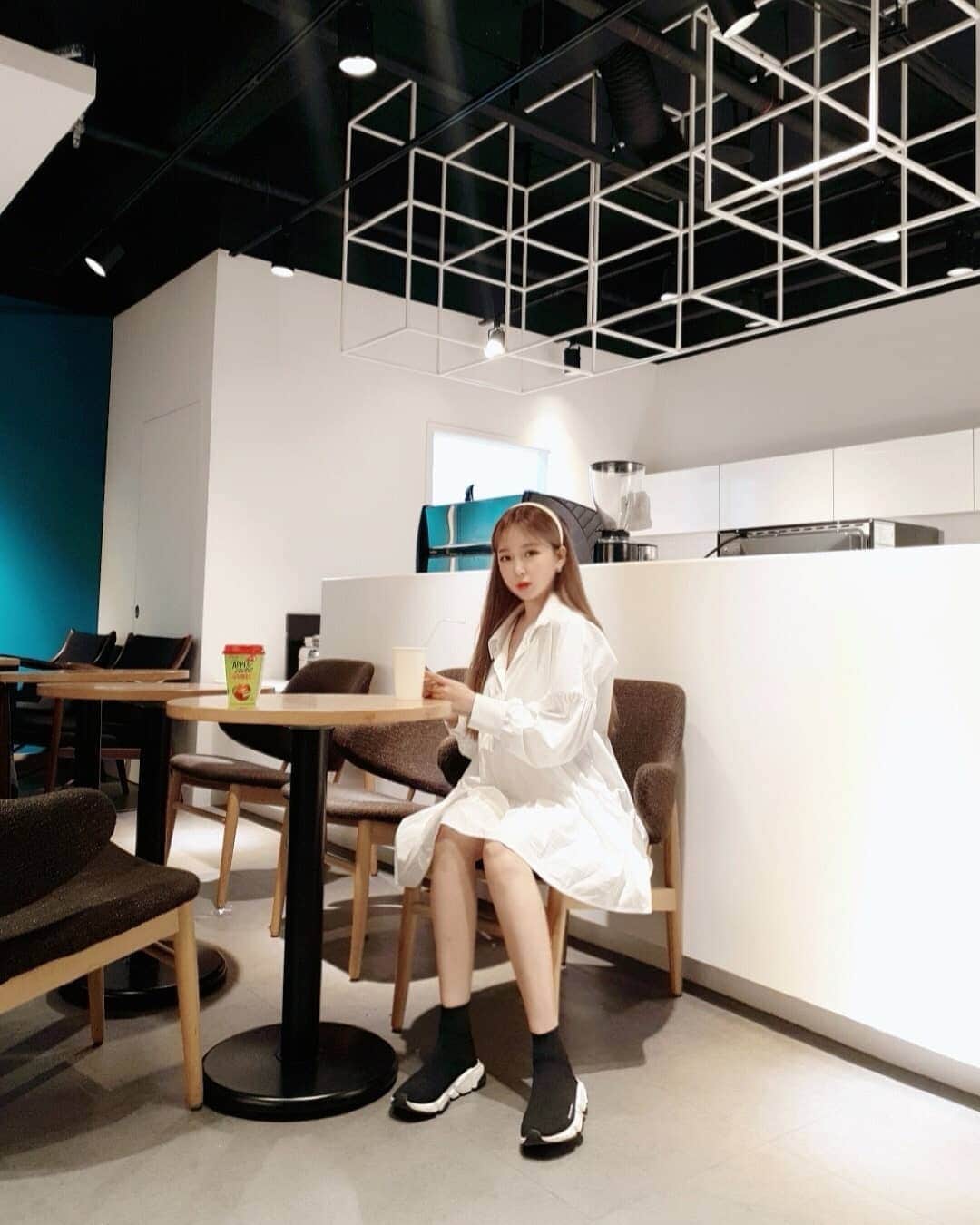 のインスタグラム：「카라멜마끼야또 끊고 아아에 입문했습니다🤟 Latter? or Americano? . . 👗애정하눈 원피스 👉 @liphop_official」