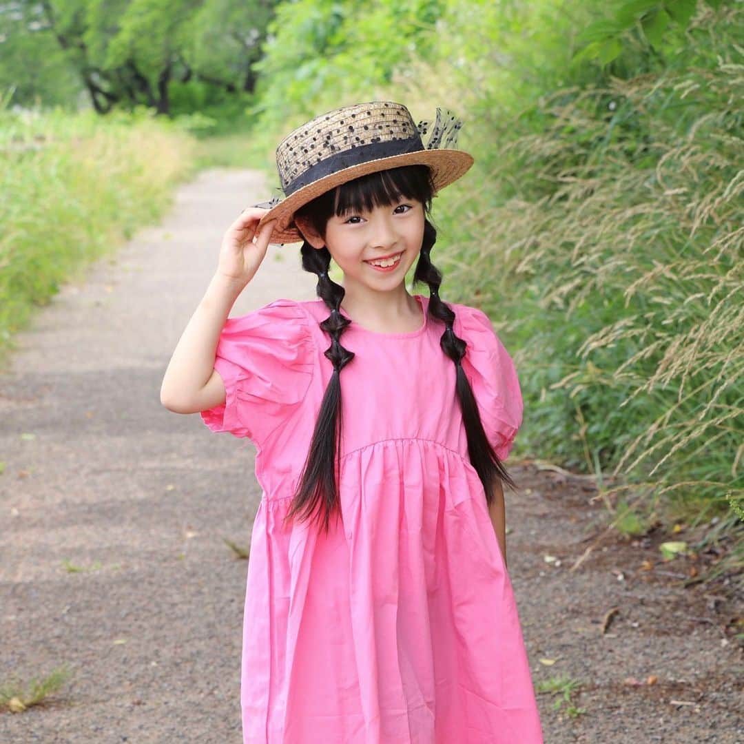 Akiのインスタグラム：「6/16 ・ こんな草だらけなところに行っても 1ヶ所も刺されなかったのに ・ 学校で 1日に5ヶ所 蚊に刺された子👧🏻🌱 ・ ・ 前世で蚊に命を救われたとか 恩があるならまだしも ・ ・ いつか蚊を訴えたい ・ と母ちゃんは毎年思っている ・ ・ そして 蚊に刺されやすい人について 書いてある記事 ・ 【足が臭い人が刺されやすい】 ・ ・ ただただ傷付くからやめてほしい😌 ・ ・ ・  @sharez1313 さんの バルーン袖ワンピース👗 ・ 贅沢に生地を使っているので ボリュームたっぷり🥰 ・ くるくる回りたくなっちゃう💃 ・ ・ 映えワンピ オススメです☺️👌 ・ ・ ・ ・」