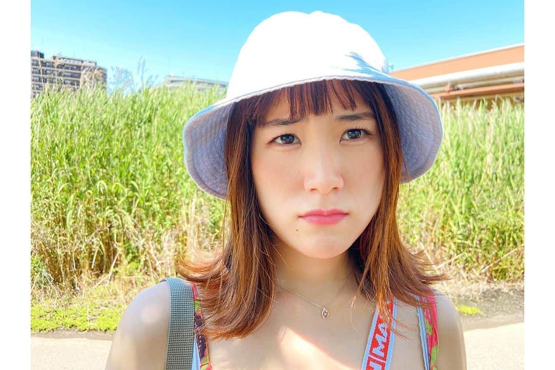 由利華さんのインスタグラム写真 - (由利華Instagram)「🙄🙄🙄🙄﻿ ﻿ ﻿ お姉ちゃんに隠し撮りされてた🙄🙄﻿ お姉ちゃんを見るときの顔﻿ いつもこんな顔らしい🙄🙄﻿ ﻿ ﻿ #素すぎて怖い笑　 #眩しいのも混じってるきっと﻿ #晴れだと気持ちまで晴れになるからこう見えて嬉しい　﻿」6月16日 16時02分 - yurippe0804