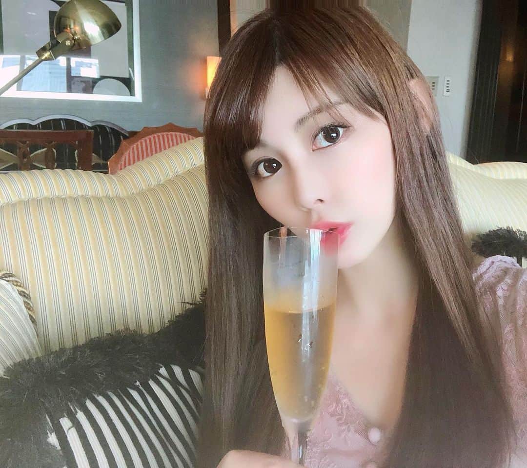 美馬怜子のインスタグラム：「のんびりと午後の時間を過ごすのは久しぶりです😉🍵 . . オシャレなグラスに入っているのは、レッドブル‼️ . 帰宅したら、怒涛の育児時間が待っているので気合いをいれています🤨🙏 . 1歳の元気な男の子は、最近よくママって言ってくれるので鼻の下がのびちゃいます笑笑 . #1人時間 #レッドブルで気合い注入 #男の子ママ #1歳児」