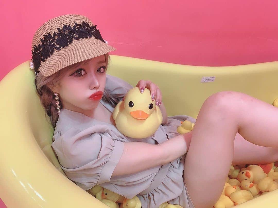 あんじゅのインスタグラム：「♡ ． LINEクーポン配信中だよ🐤🤍🤍 ． 今日も待ってます☺️🤟🏻 ． ．  #Burlesque #バーレスク #バーレスク東京 #大阪 #バーレスク大阪 #北新地 #ミナミ #キャバクラ #ホスト #歌舞伎町 #ダンサー #Japanesegirl #自発ください  #ロリ顔 #グラビア  #ガンメッシュ #ギャル #加工厨 #量産型 #太もも #むちむち #低身長女子 #雰囲気詐欺 #雰囲気好きな人いいね #自撮り界隈  #1mmでもいいなと思ったらいいね #被写体  #インスタ映え #お風呂 #帽子アレンジ」