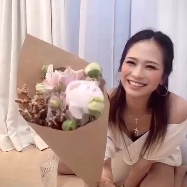 彩希エリナのインスタグラム：「かわい子ちゃんなお花を💐お家に連れて帰って花瓶に生けるの好き☺️❤️大好きな真っ白薔薇🌹とかはいつも割と短めにカットする事が多いけど、今回は何か珍しく長めにバビーン🥀な気分だったので、あえてちょっと隙間を作って生けてみた🌱お部屋にお花があるとそれだけで気分が上がる⤴️お花を片手に帰宅して🏘こうして花瓶に移してると、自分の中心がスッと整った気がする🌼ドタバタ忙しくて余裕がないと後回しになったり見落としがちな部分に、まったり向き合えるお家時間…素敵やん😍✨ #homesweethome #hometime #flowers #flowerpower #flowershop #flowerlover #iloveflowers #お花 #お花のある生活 #お花好き #花瓶に生ける #お花の生け方 #自己流 #感覚で #向き合い時間 #花 #フラワー #花花 #素敵やん #💐」