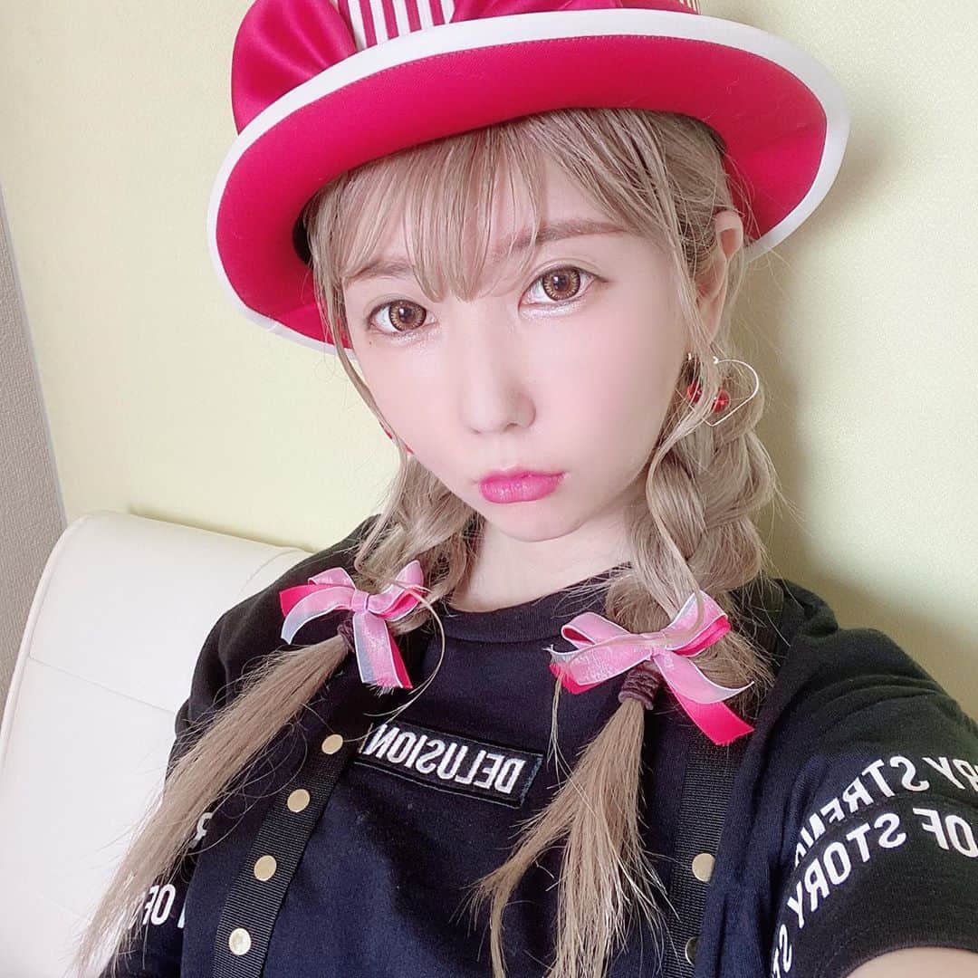 りんか社長のインスタグラム：「【コロナ太り】絶対太りました。笑 食べて寝てー仕事して寝てー 食べて仕事して寝てーって 数ヶ月ガッツリ仕事場漬けの日々でした。  けどめちゃくちゃ充実してて ようやく外も出歩けるようになって 外が暑くてびっくり！w  白クマコート持って出なくて良かった笑  最近オンラインポーカーばかりしてるから そのうちまた海外に遊びに行けるといいな💕  あ、オンラインポーカーはもちろん無課金クリーンなやつです！w . . . . @rinkashacho ↑私のプロフィールです。 . . .  #オシャレさんと繋がりたい #帽子コーデ #夏コーデ #おしゃれさんと繋がりたい #お洒落さんと繋がりたい」
