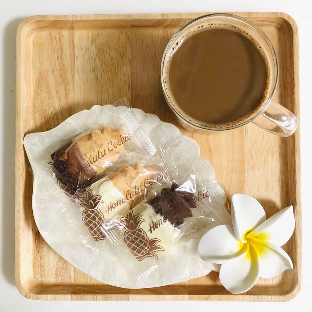 吉永愛さんのインスタグラム写真 - (吉永愛Instagram)「Tea time🌺 @honolulucookie  #カフェラテ  #お取り寄せ #ホノルルクッキー #クッキー #スイーツ #おやつ #アロハ #ハワイ #hawaii  #オワフ島 #ワイキキ #ホノルル  #アラフォー #ママモデル #愛loveハワイ🌺」6月16日 16時23分 - a.i.yy