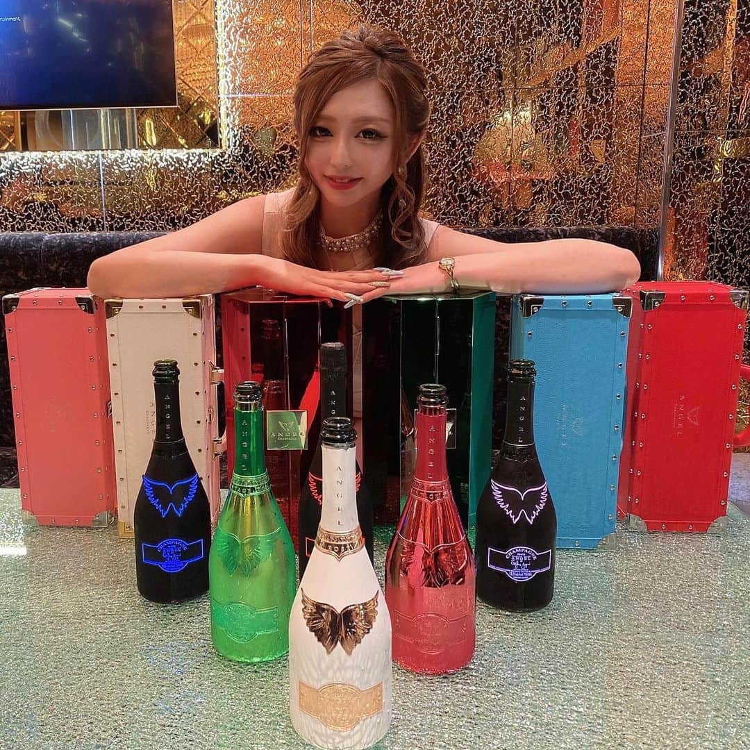 つきのさんのインスタグラム写真 - (つきのInstagram)「. ・ ・ エンジェル縛り˙˚ʚ😇ɞ˚˙ 何が飲みたい？って聞かれたらエンジェル！って答えちゃう病気 ・ ・ ・ #エンジェル #エンジェルヴィンテージ #エンジェルヘイロー #シャンパン #ゴールド #gold #錦 #錦3 #名古屋 #ナイツネット #キャバ嬢 #キャバクラ #キャバ #歌舞伎町 #六本木 #北新地 #ミナミ #中洲 #すすきの #ギャル #ネイル #Tバック」6月16日 16時33分 - ___chuki22