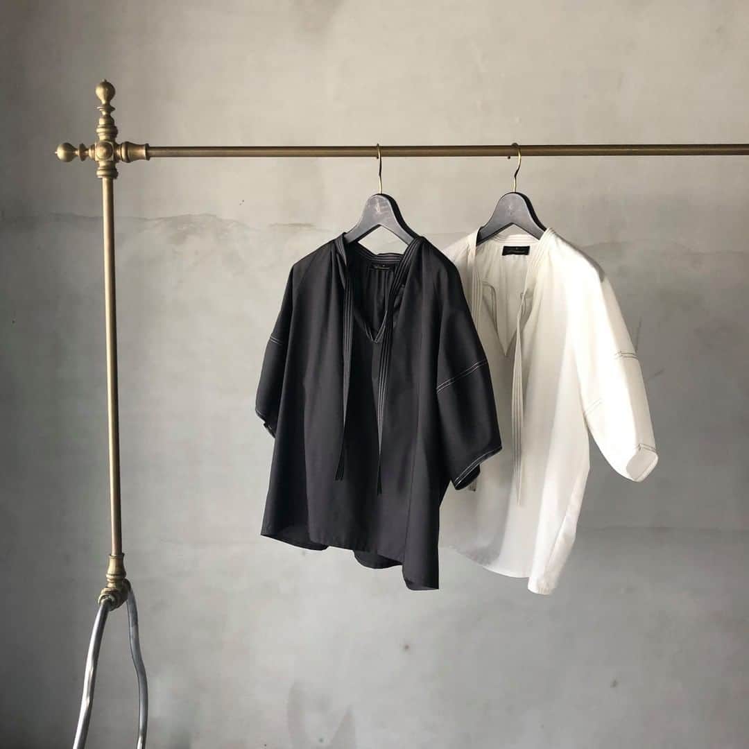 のインスタグラム：「ステッチを配色で効かせたデザインブラウスです。袖のパターンがバルーンにもなっています。襟はリボンになっていてポイントにしています。キレイめなコットン素材を使用した大人な1枚です。  Blouse ￥19,000+tax unaca noir NO. 5910170465  @enchainement_official  #unacanoir #アナカノワー #ENCHAINEMENT #アンシェヌマン #mignonetenchainement #ミニョンエアンシェヌマン #enchainementunipointdemignon #アンシェヌマンユニポワンドミニョン #dunadix #アナディス #fashion #ファッション #Blouse #2020sscollection」