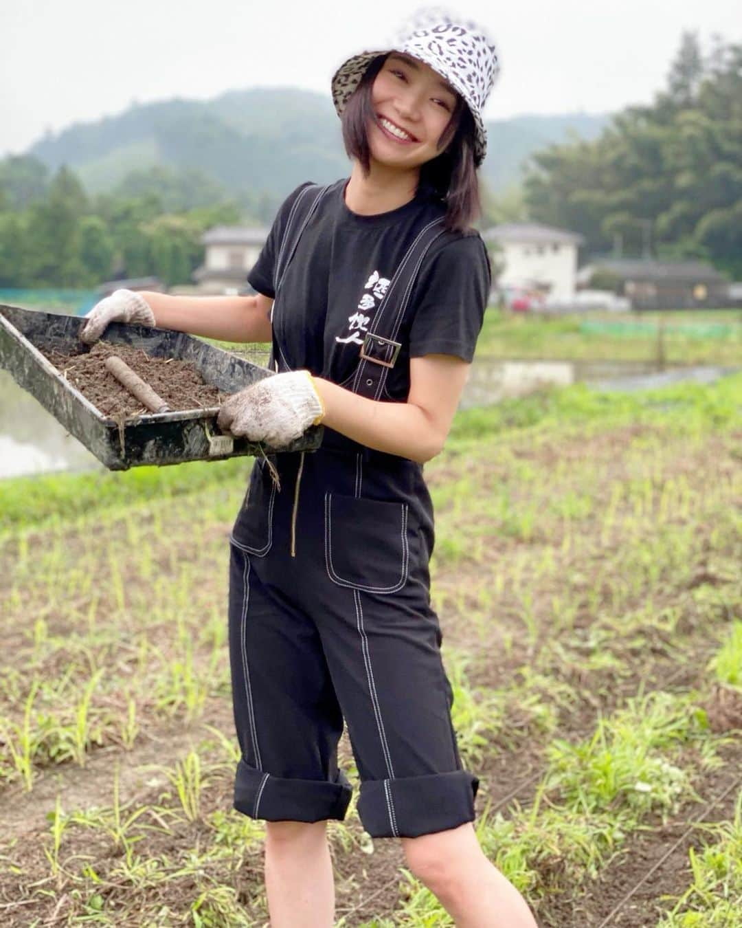 緑川静香さんのインスタグラム写真 - (緑川静香Instagram)「【しーたん日本酒録】﻿ ﻿ 赤米の田植えに行ってきました☺️🌾✨﻿ ﻿ 雑草刈りからスタート！﻿ 地味に一番大変でした。笑﻿ ﻿ そしてラインに沿って稲を植えていきます。﻿ ﻿ 今回は植え終えてから水を入れる少し変わった方法なのです。﻿ ﻿ 絶賛腰と腕が筋肉痛です😂﻿ ﻿ 大きく育って美味しいお酒になるんだよ〜🍶❤️﻿ ﻿ 自然の恵みと生命のパワーを感じた日。﻿ ﻿ #しーたん日本酒録 #日本酒女子 #唎酒師 #田植え #田植え女子 #田植えガール #田植え体験 #sake #sakestagram  #豊島屋酒造さんと﻿ #ありがとうございます﻿ #赤米のお酒は珍しい﻿ #どうなるのか楽しみだなぁ﻿ #お赤飯のルーツと言われている赤米﻿ #古代米﻿ #田植えスタイルはTシャツにオーバーオール﻿ #渾身のTシャツに書いてある言葉は﻿ #酒多飲人﻿ #サキジョーグー﻿ #沖縄の方言で酒好きという意味です笑﻿ #泥んこになりながら﻿ #ブヨに刺されながら﻿ #ただただ無心に刈って植え﻿ #楽しかったです❤️﻿ #どうも日本酒の変態です﻿ #農家の皆さんに改めて感謝﻿ #お酒は繋がってる﻿ #水田に植える田植えもやってみたい #皆様優しくて感謝感激 #ハイライトに動画ありますのでぜひご覧ください」6月16日 16時41分 - midorikawa_shizuka