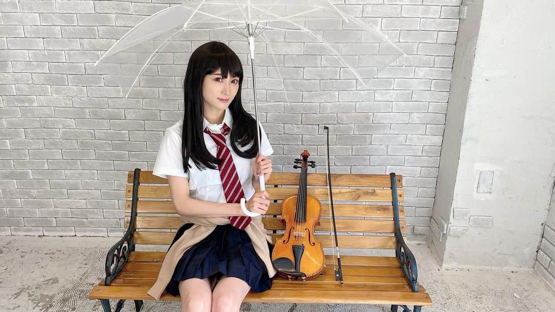 のインスタグラム：「☂️🎻 雨の中バイオリン出してたらいかんですね😅 ・ ・ #ayasachannel #ヲタリスト  #バイオリン #弾いてみた #violincover #violinist #バヨリン弾き #5string #5弦バイオリン #恋は雨上がりのように #恋雨  #refrain #aimer  #橘あきら #コスプレ #cosplay  #リクエストありがとうございました #梅雨入り」