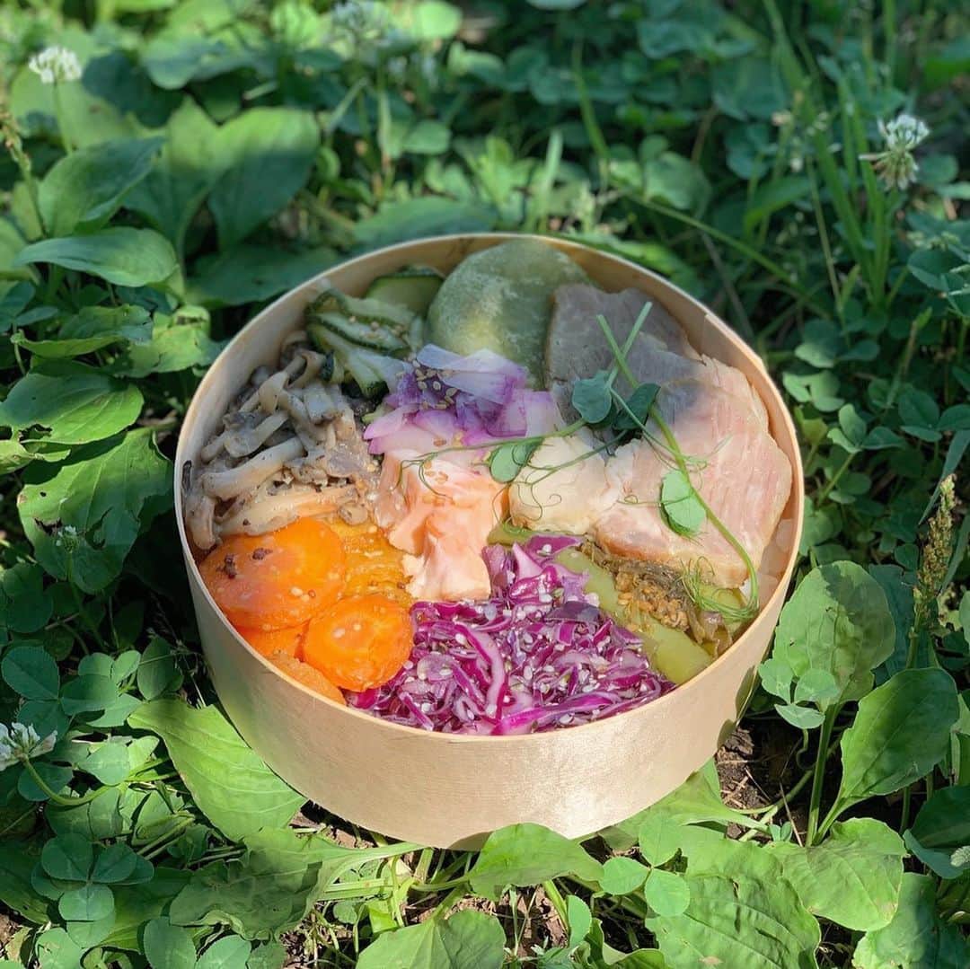 木本泉さんのインスタグラム写真 - (木本泉Instagram)「-﻿ ピクニック🌿﻿ ﻿ @momoegohan のお弁当🍱﻿ ﻿ ヘルシーで彩りも綺麗で美味しい💓﻿ 食べてみたかったので嬉しいお昼ご飯☀️﻿ ﻿ 日差しがきつくて、サングラスか帽子が必要な日でした👒﻿ ﻿ #momoe#オーガニック#organic」6月16日 16時52分 - izumikimoto