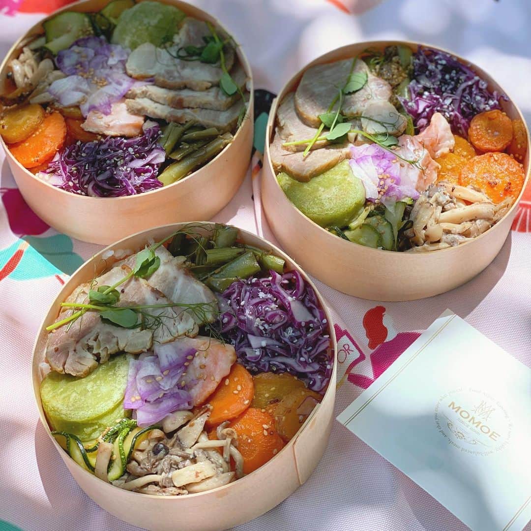 木本泉さんのインスタグラム写真 - (木本泉Instagram)「-﻿ ピクニック🌿﻿ ﻿ @momoegohan のお弁当🍱﻿ ﻿ ヘルシーで彩りも綺麗で美味しい💓﻿ 食べてみたかったので嬉しいお昼ご飯☀️﻿ ﻿ 日差しがきつくて、サングラスか帽子が必要な日でした👒﻿ ﻿ #momoe#オーガニック#organic」6月16日 16時52分 - izumikimoto