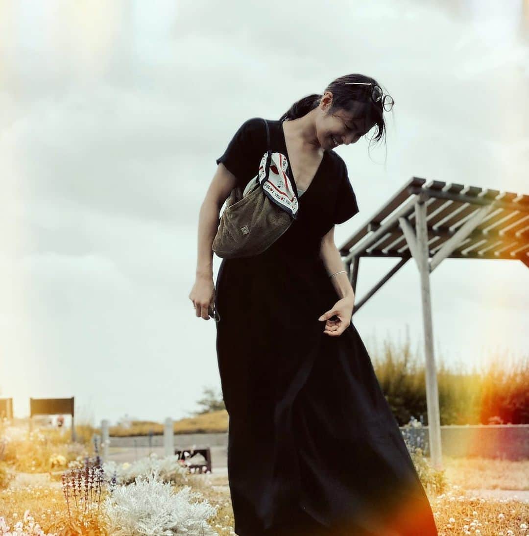 のインスタグラム：「🖤➕🤍 ・ @uncrave_official  ウォッシャブルソフトツイルワンピース..湿気が多いこの時期　サラッと軽く最高☁️」