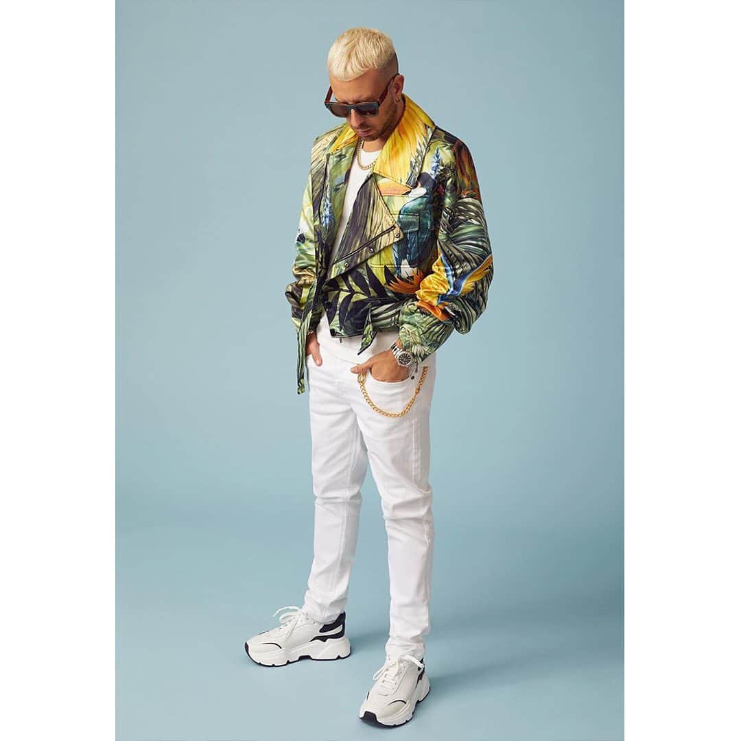 ドルチェ&ガッバーナさんのインスタグラム写真 - (ドルチェ&ガッバーナInstagram)「⁣Repost from @djshablo DJ Shablo wears a bright foliage-printed #DGSicilianTropical jacket, white jeans and black and white #DGDaymaster sneakers. ⠀ ⠀ #DGCelebs #DGFamily #DGEyewear#DolceGabbana⠀」6月16日 16時45分 - dolcegabbana