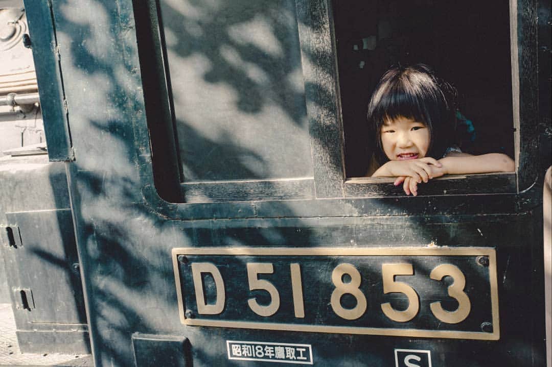 石井寛子のインスタグラム：「幼稚園はまだまだ午前保育中。  梅雨入り前の晴れ間に 連日放課後は公園遊び。  汗びっしょり お茶ごくごく。 子供たちは暑さもへっちゃらで、走り回ってます。  こっちの体力が追い付かないくらいです😇 日影日影。。。」