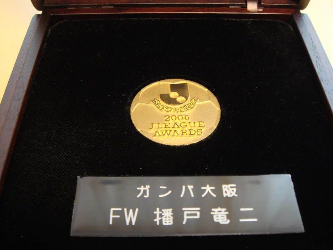 播戸竜二さんのインスタグラム写真 - (播戸竜二Instagram)「『なつかシリーズ④⑥』 ・ 2006年。シーズン後半は怒涛のゴールで代表にも選ばれて、年末のJリーグアウォーズに参加しました。優秀選手30人の中からベスト11が選ばれます。残念ながらベスト11には入れませんでしたが、優秀選手賞！嬉しかったです🏅 ・ 高校の時に初めて書いてくれた日刊スポーツの記者の横田さんとは、今でも仲良しです！西尾さん元気かな？ ・ 麒麟さんにも取材していただきました！またご一緒お願いします！ ・ 当時のガンバには、マスコミ査定という表彰があり、年末の「焼き肉のでん」での選手とスタッフの慰労会で発表されます！1年の中で、1播マスコミに出た人、テレビや新聞に載った人が表彰されます！ ・ 俺は見事1播に！ワールドカップイヤーに、ツネやヤットを抑えての1播は価値があるよね！👍 ・ その賞金で、1年間お世話になった、掃除や洗濯の方々（おばちゃん！おっちゃん！笑）と慰労会！ ・ 自分の始まりが練習生で、最初の何ヶ月かは実家から電車と自転車で通っていました。その時の昼ご飯は、お母さんが作ってくれたお弁当。それをおばちゃん達と食べていたコトが自分の原点。コンサドーレ、ヴィッセルに修行に行き、帰ってきた時も、温かく迎えてくれました！その感謝も込めて、再び在籍した4年間は、年末に毎年やっていました！ ・ みんな、まだ元気でやってるかな？😁 ・ サッカークラブは、いろいろな人達に支えられています！⚽️ ・ ・ #実家から6:15くらいの電車で #1時間半かけて万博で #お昼はおばちゃん達と #2部練習で次の日が早い時は #船越優蔵さんや古河裕次さんの家にお泊り #いろいろな人にお世話になりました！ #この頃の事は写真は無いけど #またゆっくり語りたいね」6月16日 16時46分 - ryuji_bando
