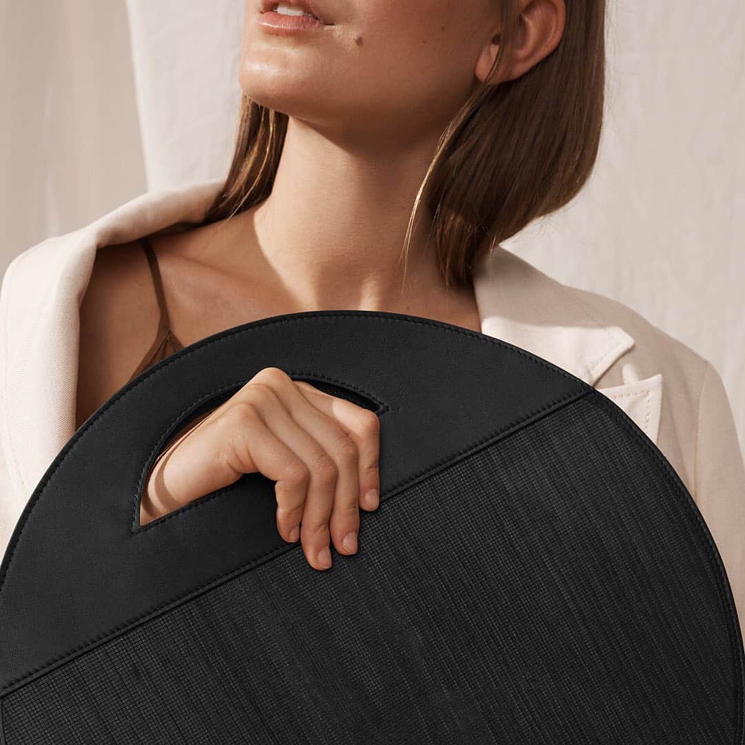 ブリーのインスタグラム：「Round, graphic and sculptural forms are an absolute trend, which was taken up in our EVEN. However, the round form is actually inspired by an archive drawing and shows the BREE zeitgeist from the earlier years. The material is also strikingly beautiful: a mix of leather and pressed wood, a natural raw material that has been made flexible and wearable by a surface laser treatment, make a real fashion statement! . . . #breesince1970 #madetomakeadifference #breevolution #handbags #leatherbags #purequality #purefashion #sustainablefashion」
