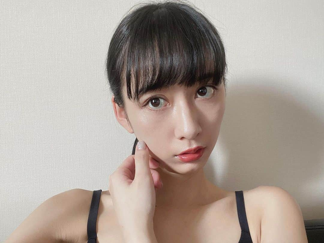 大須賀あみさんのインスタグラム写真 - (大須賀あみInstagram)「毎日バタバタ〜！﻿ そして暑い〜〜〜！﻿ ﻿ 髪暗くして前髪重くして﻿ 少しイメチェンしてみました🥺﻿ 割と好評で嬉しい﻿ ﻿ みんな、熱中症には気をつけてね、、、！﻿ ﻿ ﻿ #イメチェン #黒髪女子 #自撮り女子 #キャミソールコーデ」6月16日 16時59分 - osugaami_official