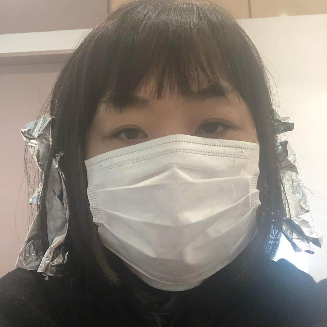 南海キャンディーズ【公式】のインスタグラム：「久しぶりの美容室。 梨泰院クラスのイソみたいにしてくださいと言ったら、違う髪型勧められた。やっぱりモノが違うと無理。ってわかったのかなぁ。。。」