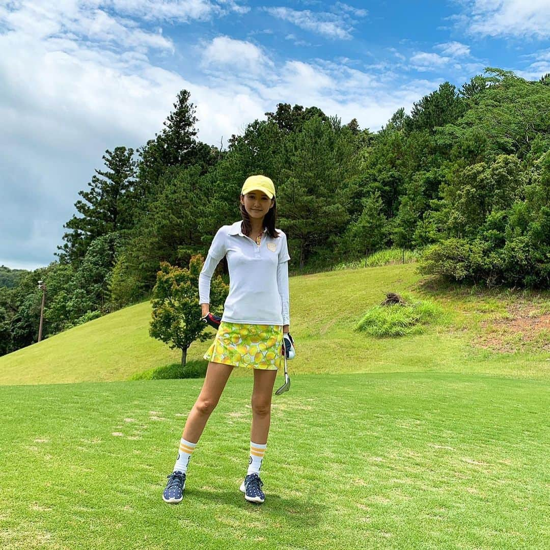 美優さんのインスタグラム写真 - (美優Instagram)「連日ゴルフDay3🏌️‍♀️﻿ ﻿ 雨予報だったのに雨降らず！﻿ 曇って入るけどあっつーーい☀ そして風がびゅんびゅん😳 ️﻿ ﻿ 曇ってたら半袖で出来るかなと思ったけど﻿、日焼けが気になり長袖をイン！﻿ ﻿ ﻿ 3日目はさすがに疲れが出て﻿ 絶好調！とはいかず…﻿ まぁまぁな感じなスコアになりました😂﻿ ﻿ ゴルフにこんなにハマるとは…﻿ こんなにハマった趣味はサーフィン以来かも🤔﻿ ﻿ ﻿ #golf #ゴルフ #ゴルフウェア #ゴルフ女子 #⛳️ #golfwear #enjoygolf #大人の部活 #ゴルフ部 #골프 #골프스윙 #高尔夫 #高尔夫球　#ゴルフコーデ」6月16日 17時06分 - miyu11_20